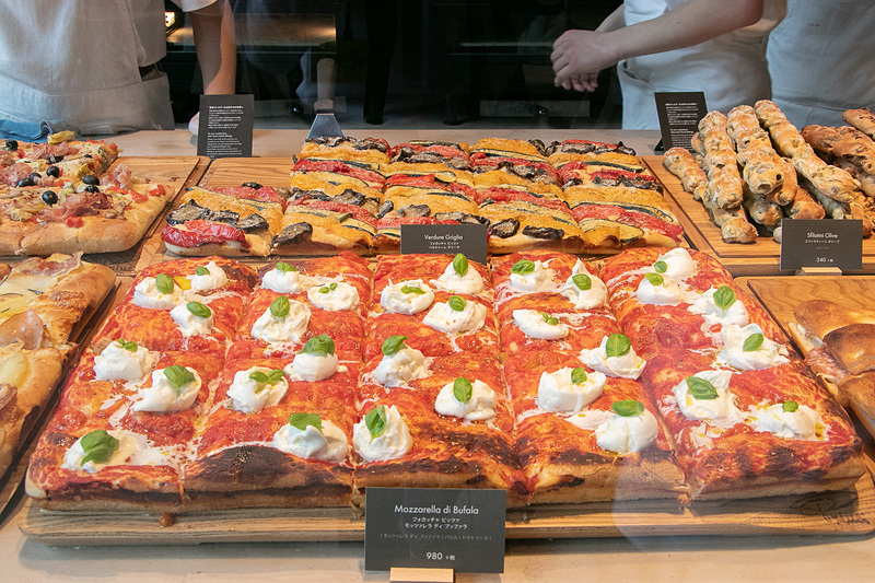 1階では「スターバックス リザーブ ロースタリー東京」オリジナルのグッズなども購入できる