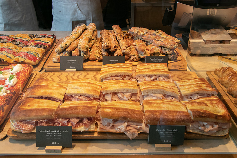 1階では「スターバックス リザーブ ロースタリー東京」オリジナルのグッズなども購入できる