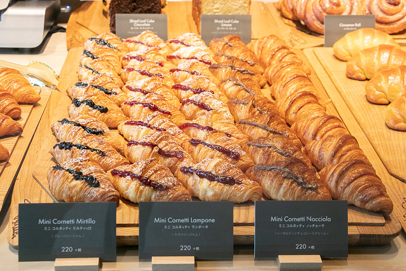 1階では「スターバックス リザーブ ロースタリー東京」オリジナルのグッズなども購入できる