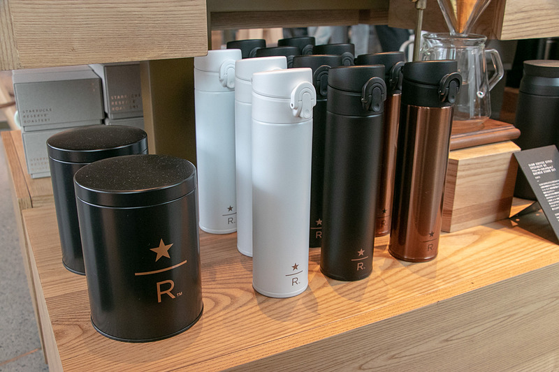 1階では「スターバックス リザーブ ロースタリー東京」オリジナルのグッズなども購入できる