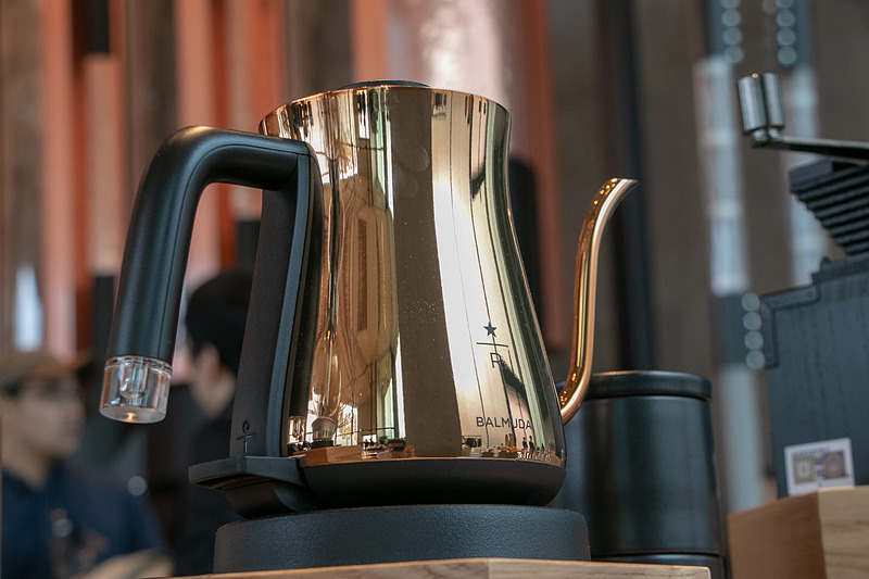 1階では「スターバックス リザーブ ロースタリー東京」オリジナルのグッズなども購入できる