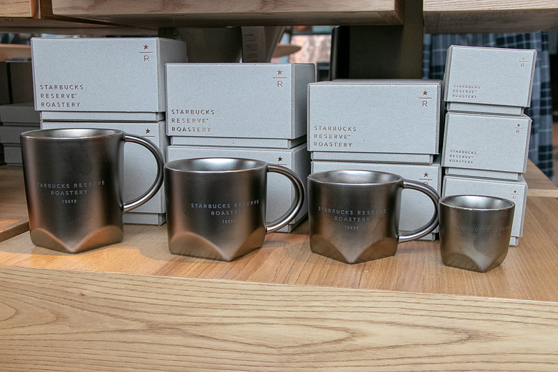 1階では「スターバックス リザーブ ロースタリー東京」オリジナルのグッズなども購入できる