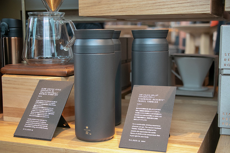 1階では「スターバックス リザーブ ロースタリー東京」オリジナルのグッズなども購入できる