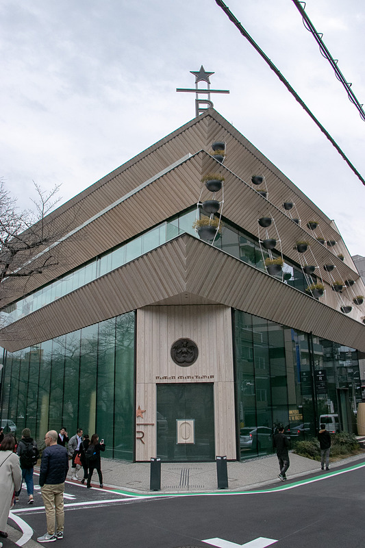 外観には明るい杉の木をあえて使用したという