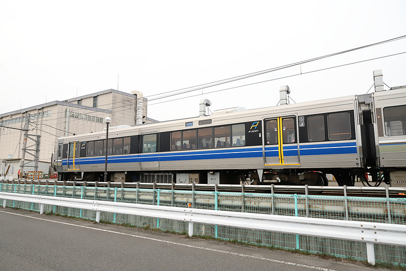 車体側面にブルーのラインが引かれ、一目で通常車両と異なることが分かる