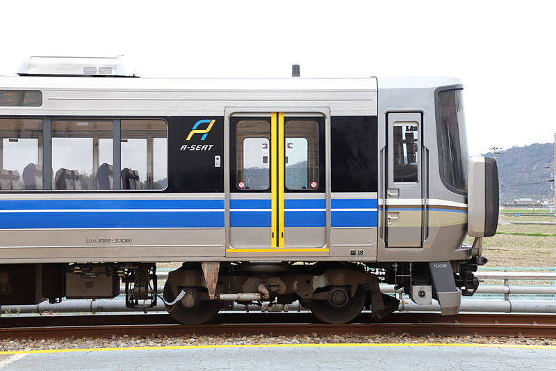 「Aシート」車両の姫路（網干）方ドア付近。黄色のラインで開閉扉とステップ部分を強調しており、安全性にも寄与する