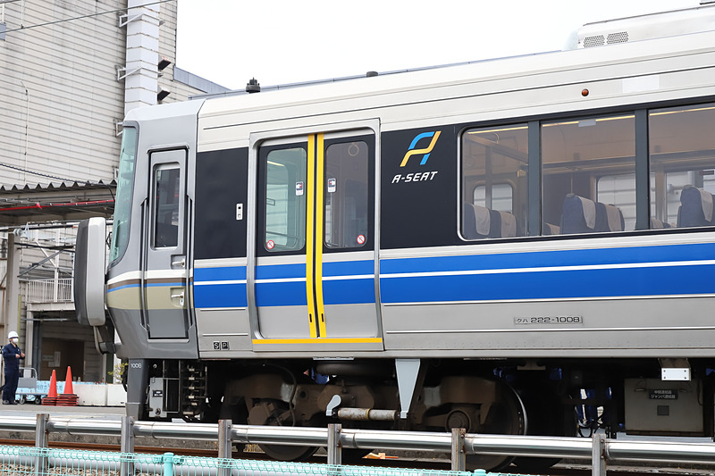 「Aシート」車両の姫路（網干）方ドア付近。黄色のラインで開閉扉とステップ部分を強調しており、安全性にも寄与する