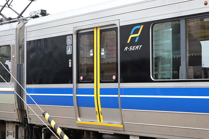 「Aシート」車両の野洲方ドア付近。車いす、ベビーカーのピクトグラムも描かれている