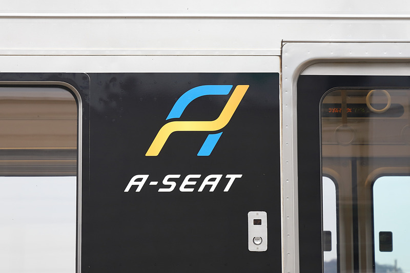 ドア横には「A」とリクライニングシートをイメージした「Aシート」のロゴ