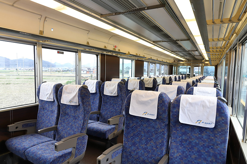 有料座席は2列＋2列。リクライニング機能、回転機能、AC100V電源が備わる