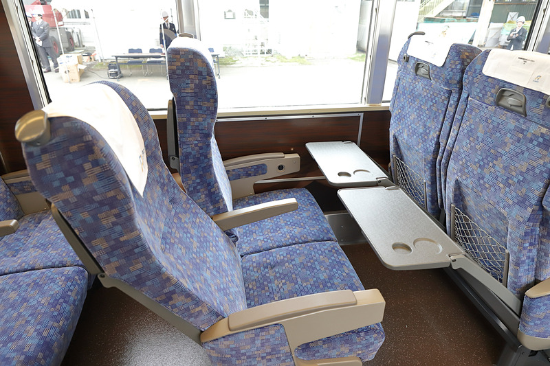 テーブルは大型で、A4サイズのPCとドリンクが置ける広さ