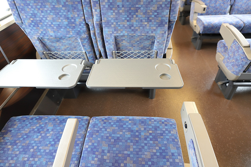 テーブルは大型で、A4サイズのPCとドリンクが置ける広さ