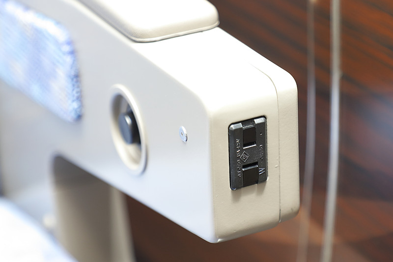 全座席のアームレストにはAC100V電源が備わる