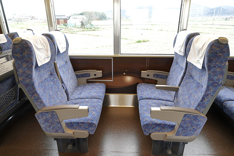 座席を回転させ対面とすることで、家族やグループでの利用シーンにも対応