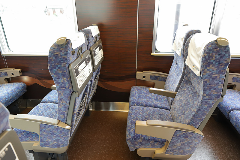 従来3つある乗降扉のうち車両中央部の扉を閉鎖したため、その部分は窓がなく外が見づらい