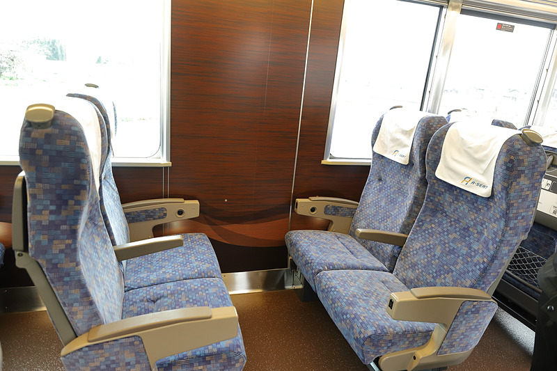 従来3つある乗降扉のうち車両中央部の扉を閉鎖したため、その部分は窓がなく外が見づらい