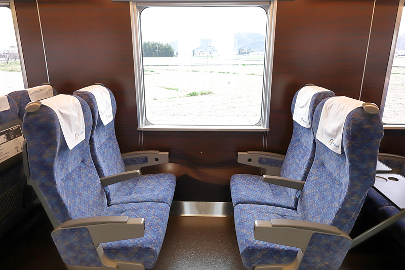 中央部の開閉扉があった部分。対面とすることでここのみ個室のような雰囲気に