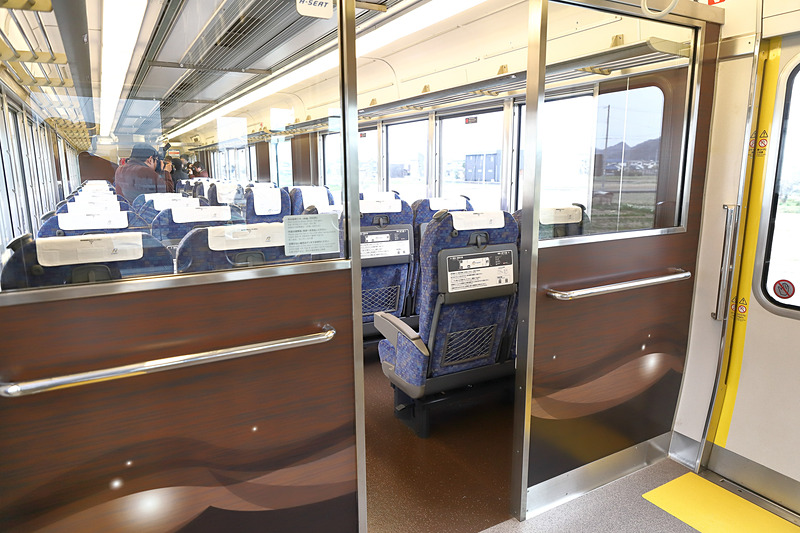 姫路（網干）方、つまり運転台のすぐ後ろの客室仕切。ガラス張りのため空席状況が見渡しやすく、また着座エリアの静音性にも寄与