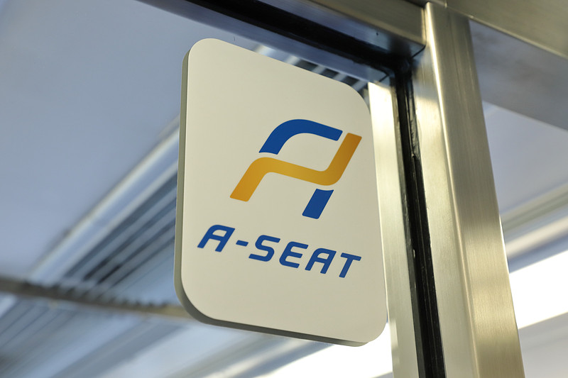 野洲方の客室仕切と、「Aシート」のロゴステッカー