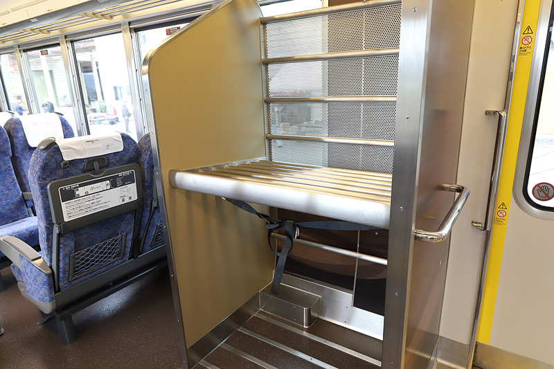 有料エリア内の野洲方に設置された荷物置き場