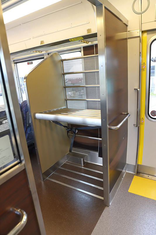 有料エリア内の野洲方に設置された荷物置き場