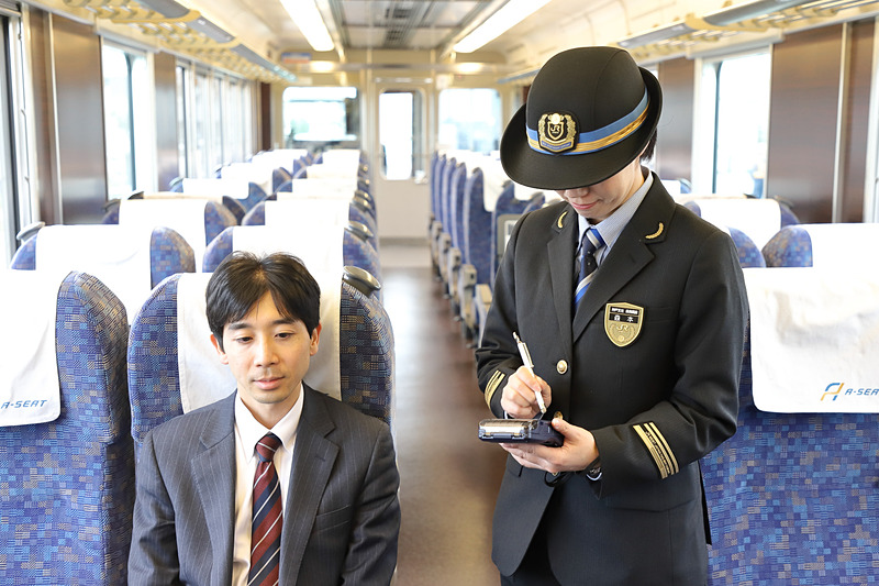 車内での精算の様子が実演された