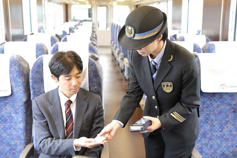 「乗車整理券」が発行される。この乗車整理券は前席のシートバックなどに専用のホルダーがあるので、降車時までそこに入れておく