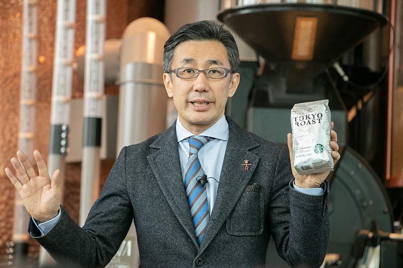「スターバックス リザーブ ロースタリー東京」で焙煎した「TOKYO ロースト」について説明する、スターバックスコーヒージャパン株式会社 CEO 水口貴文（みなぐちたかふみ）氏
