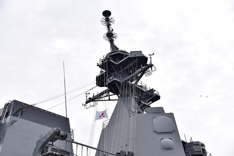 護衛艦「しらぬい」に掲げられていた社旗が降ろされる