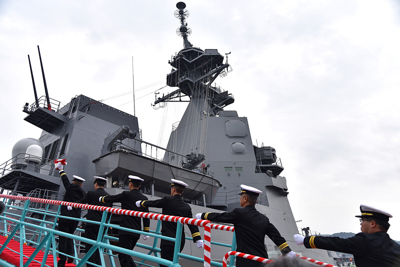 そして任務を行なう乗組員とともに乗艦