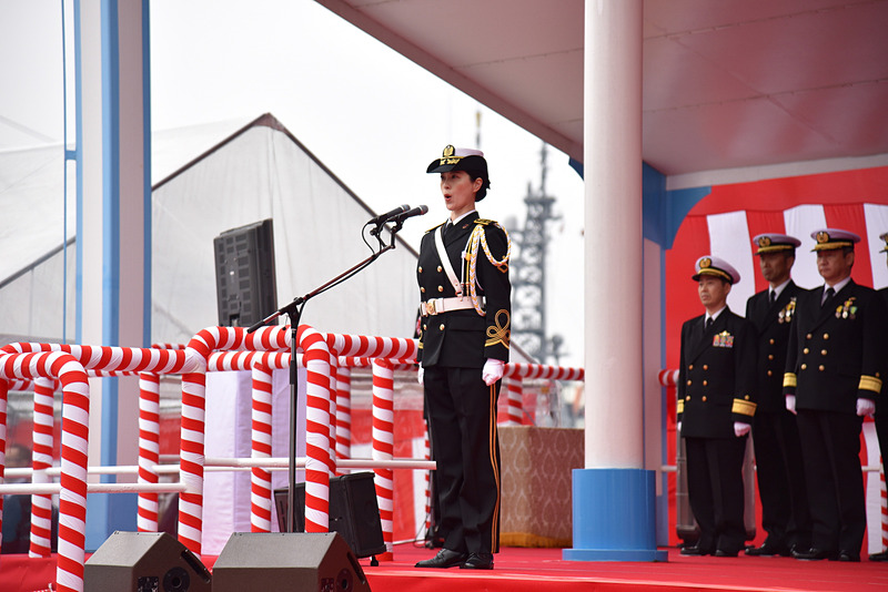自衛艦旗授与式では三宅由佳莉氏が「海のさきもり」を歌唱