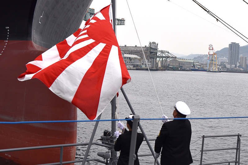 自衛艦旗がゆっくりと掲揚されていく