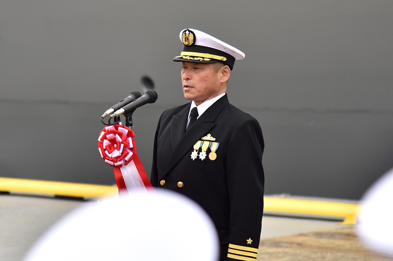 艦長があいさつ。そして出港報告を行なった