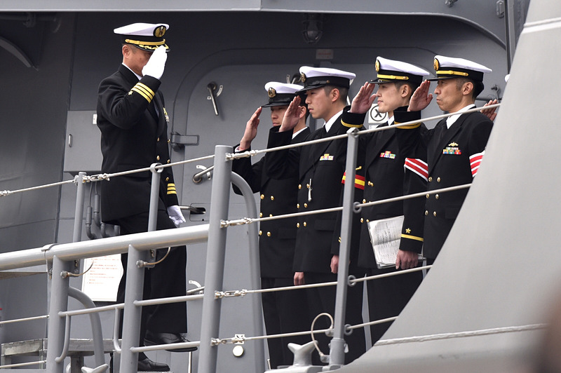 艦長が乗艦し出港へ