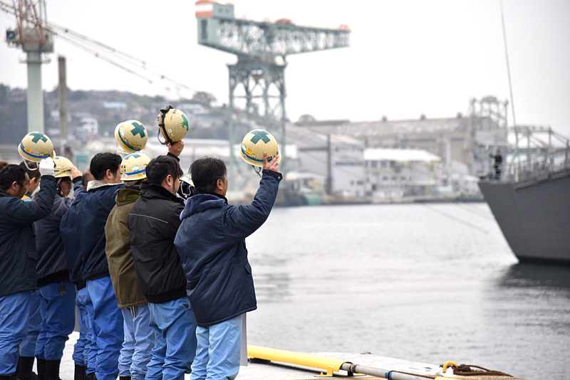 ヘルメットを外し全員で見送る