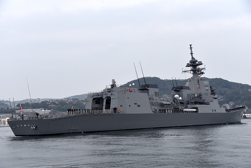 青森に向けて出港する護衛艦「しらぬい」