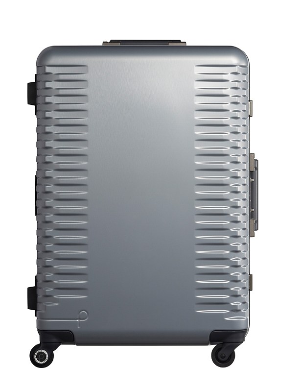 ボディの素材には、衝撃や摩耗に強いポリカーボネート/ABS混合樹脂を採用。側面のリブも強度確保のため