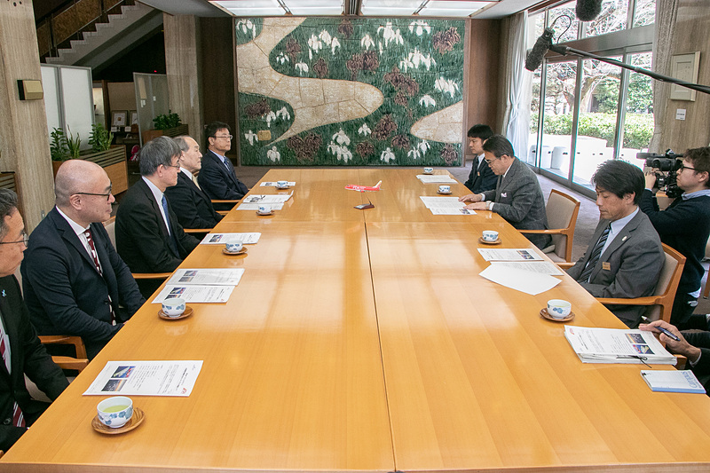 大村秀章知事は、数年前にセントレア発着の初日の出フライトに搭乗した経験があることに触れ、飛行機の窓から広がる景色に感動した思い出などを語り合った