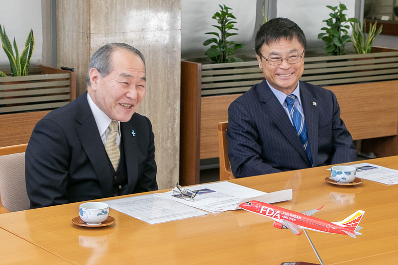 大村秀章知事は、数年前にセントレア発着の初日の出フライトに搭乗した経験があることに触れ、飛行機の窓から広がる景色に感動した思い出などを語り合った