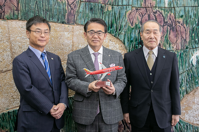左から中部国際空港株式会社 代表取締役社長 友添雅直氏、愛知県知事 大村秀章氏、株式会社フジドリームエアラインズ 代表取締役社長 三輪德泰氏