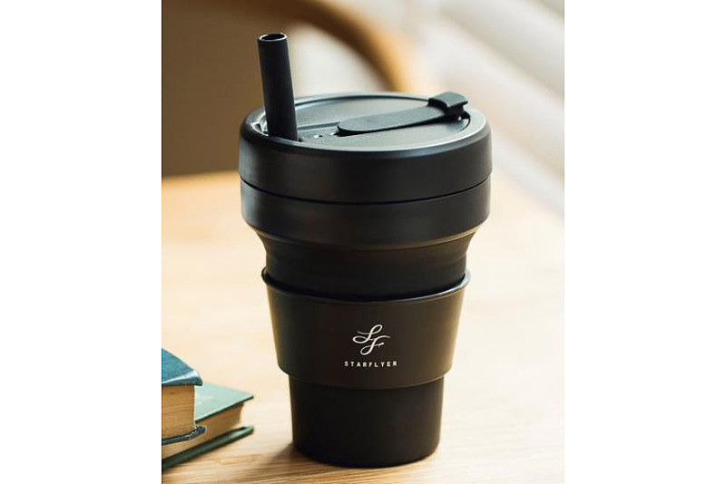 スターフライヤーは持ち運びに便利な「stojo×STARFLYER 折り畳み式タンブラー」の機内販売を開始した
