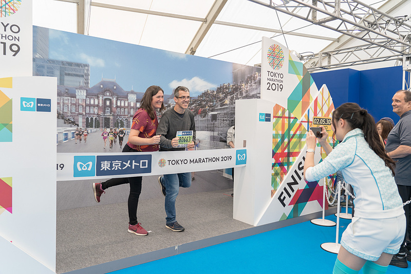 行列を作っていたゴールテープを切るイメージ写真コーナー