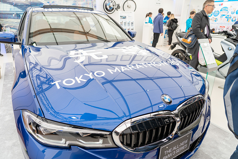BMWブースでは今回先導車として使われる新型3シリーズセダンを展示。実際に運転席に座ることもできます