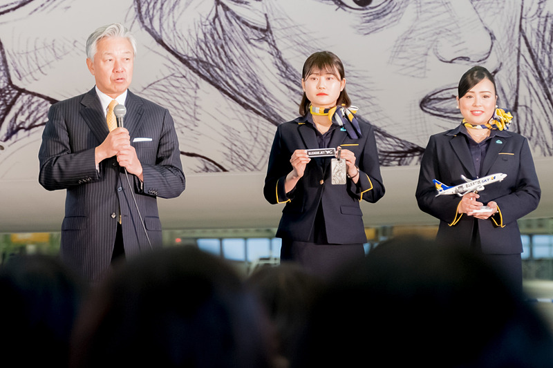 B.LEAGUE JETを紹介したスカイマーク株式会社 代表取締役会長 佐山展生氏（左）。「皆さんに愛されるB.LEAGUEのように、スカイマークもついていきたい」と話した