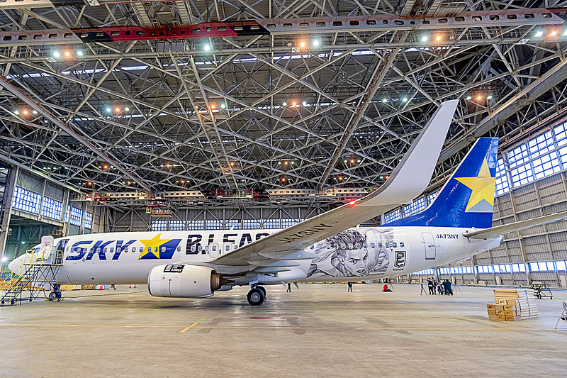 B.LEAGUE JETは、機体側面に井上雄彦氏の繊細で迫力あるイラストをデザイン。機内では、シートにB.LEAGUEオリジナルデザインのヘッドレストカバーを採用している
