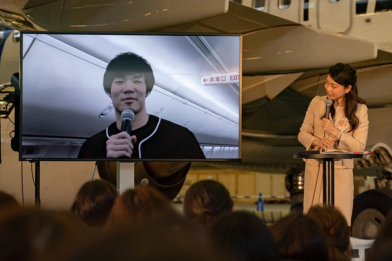 B.LEAGUEの馬場選手、張本選手、眞庭選手がB.LEAGUE JETの機内から中継でレポート。その後、大河チェアマン、佐山会長とともにテープカットを行なった