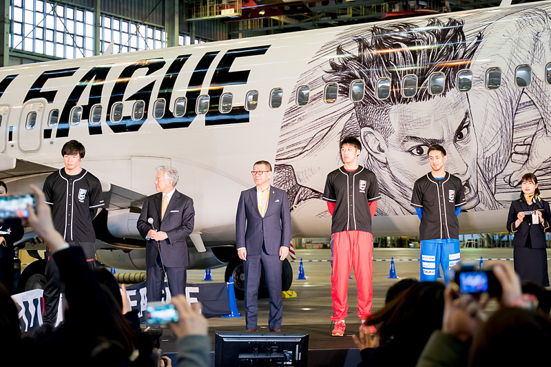 B.LEAGUEの馬場選手、張本選手、眞庭選手がB.LEAGUE JETの機内から中継でレポート。その後、大河チェアマン、佐山会長とともにテープカットを行なった