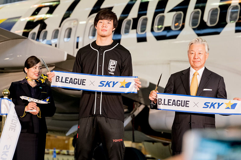 B.LEAGUEの馬場選手、張本選手、眞庭選手がB.LEAGUE JETの機内から中継でレポート。その後、大河チェアマン、佐山会長とともにテープカットを行なった