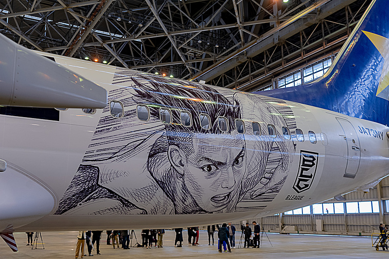 スカイマークは特別塗装機「B.LEAGUE JET」を羽田空港の格納庫で公開した