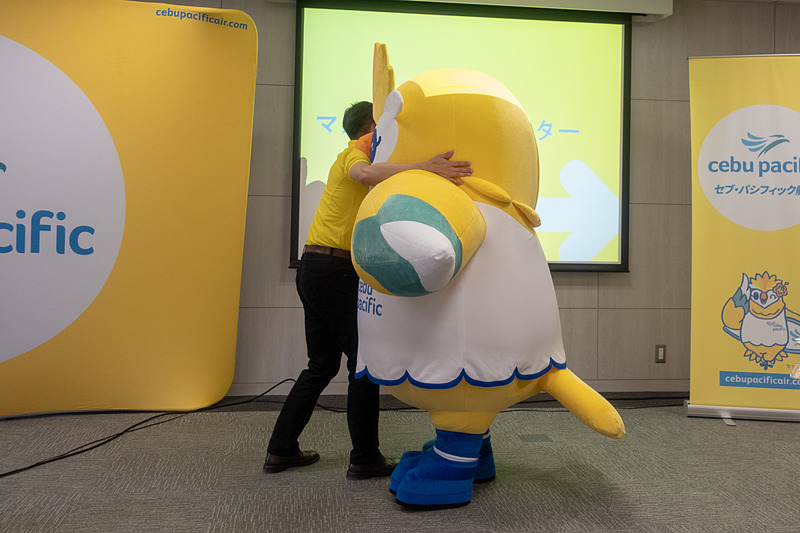 会場に現われるなり、松本氏へ飛びつくようにハグするセッピー